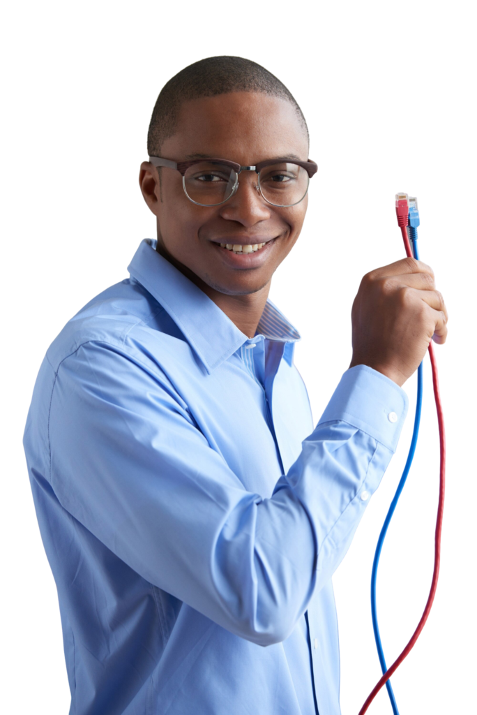 beau-jeune-homme-montrant-cables-telecommunication-souriant-camera